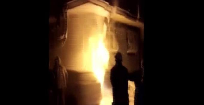 İstanbul Bahçelievler'de park halindeki iki araç yandı