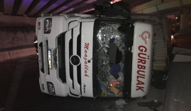 İstanbul Bakırköy'de konteyner taşıyan TIR devrildi