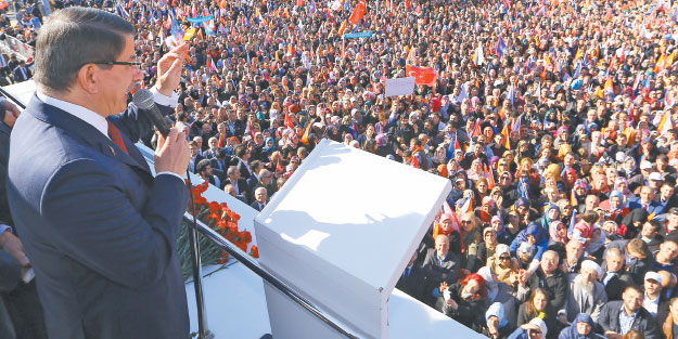 İstanbul Başbakan Davutoğlu’nu bağrına bastı