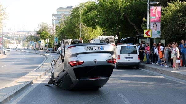 İstanbul Bebek'te otomobil takla attı