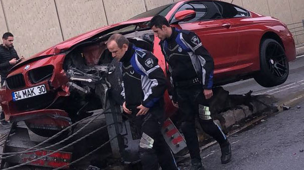 İstanbul Beşiktaş'ta bariyerlere çarpan otomobil asılı kaldı