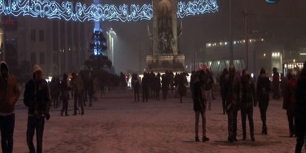 İstanbul beyaza büründü, yollar buz tuttu