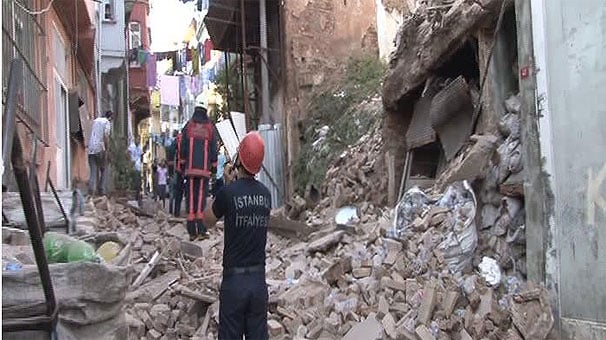 İstanbul Beyoğlu'nda 2 katlı bina çöktü
