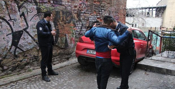 İstanbul Beyoğlu'nda bir sürücü otomobiliyle merdivenden inmeye çalıştı