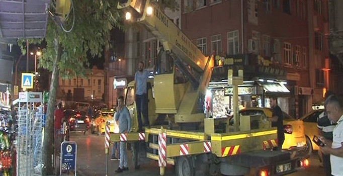 İstanbul Beyoğlu'nda gece yarısı tabela operasyonu