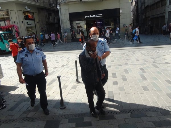 İstanbul Beyoğlu'nda şaşkına çeviren olay! Dilencinin foyası ortaya çıktı!