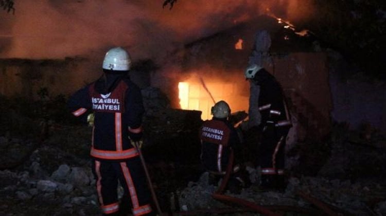 İstanbul Beyoğlu'nda yangın paniği!