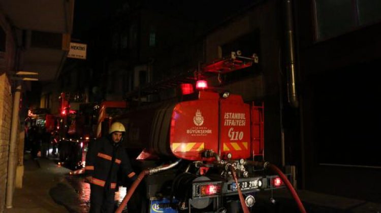 İstanbul Beyoğlu'nda yangında aynı aileden 3 kişi yaralandı