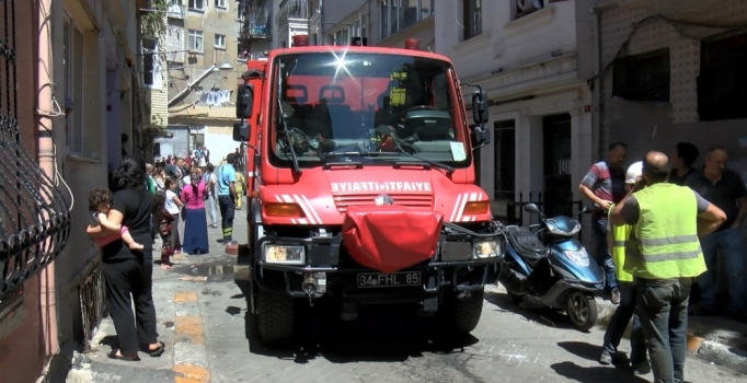 İstanbul Beyoğlu'nda yangında mahsur kalanları itfaiye kurtardı