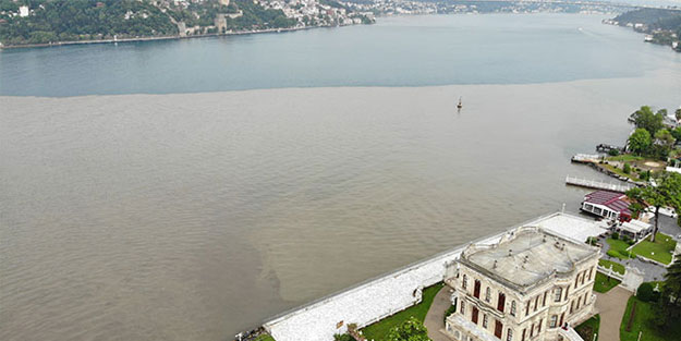 İstanbul Boğazı'na çamur aktı