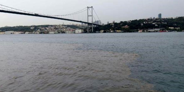 İstanbul Boğazı'na çamur ve çöp aktı