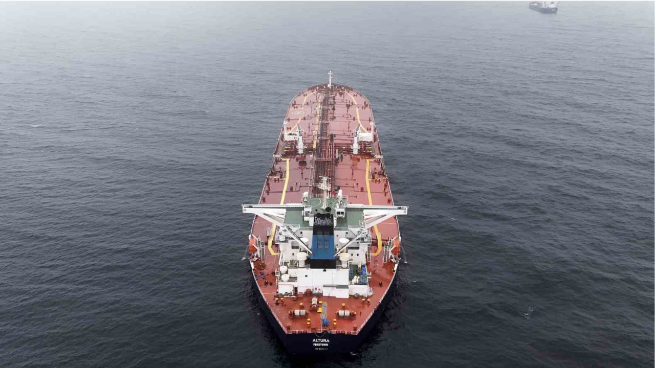 İstanbul Boğazı’na yaklaşırken vurulan tanker havadan görüntülendi