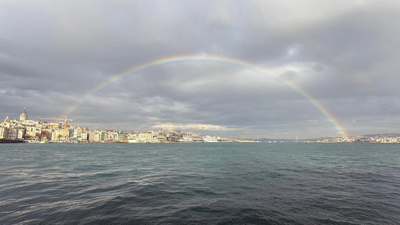 İstanbul Boğazı’nda beliren gökkuşağı ilgi odağı oldu