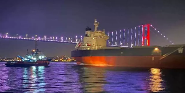 İstanbul Boğazı'nda dev gemi arızası