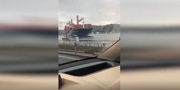 İstanbul Boğazı'nda dev geminin kıyıya vurma anı