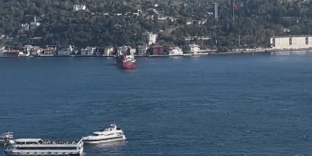 İstanbul Boğazı'nda faciadan dönüldü