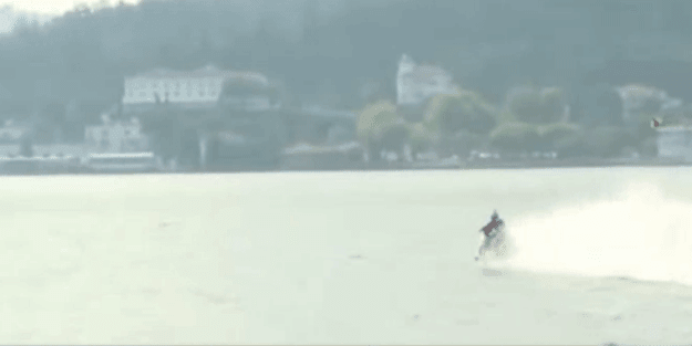 Ortaköy'den Beylerbeyi'ne, denizin üstünden motosikletiyle geçti