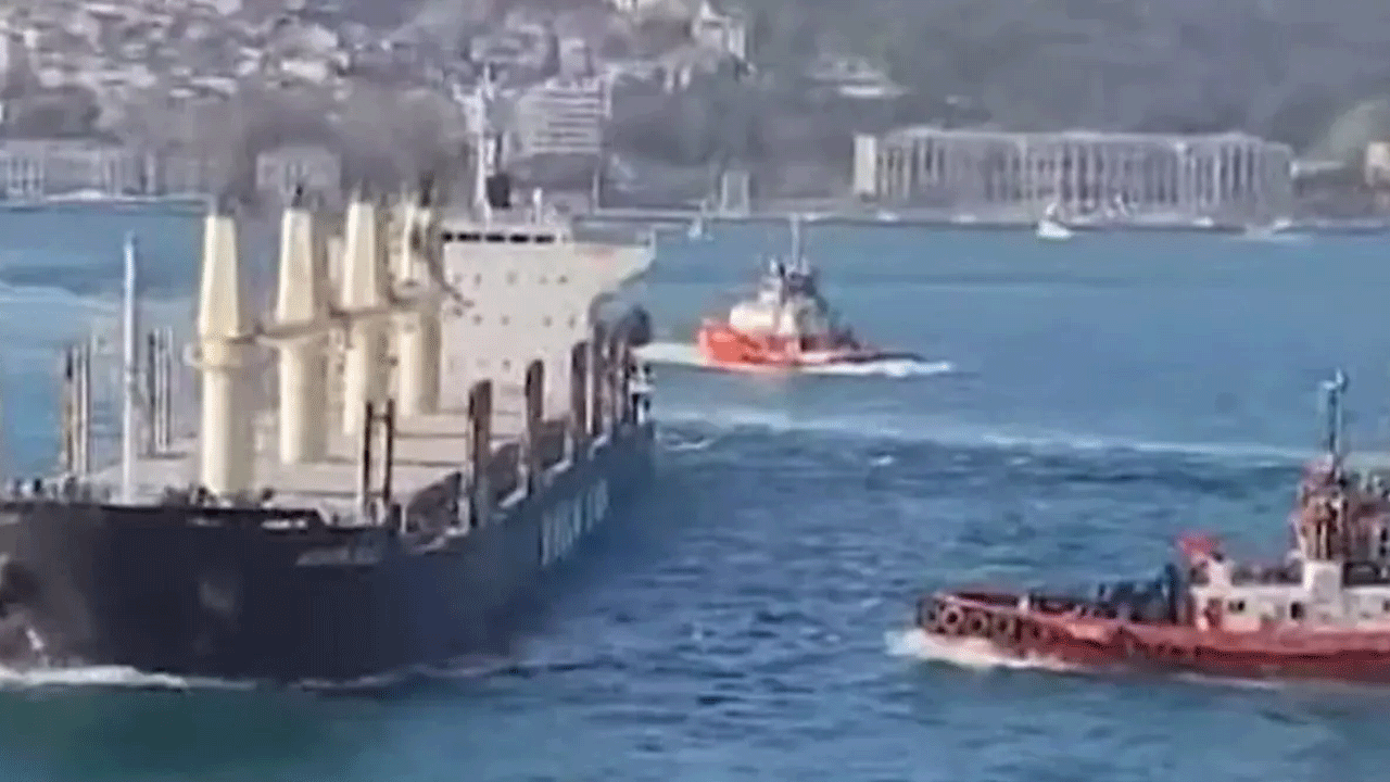 İstanbul Boğazı'nda iki yük gemisi çarpıştı! Korku dolu anlar kamerada