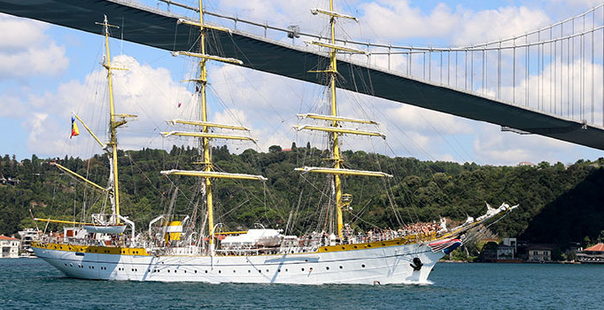 İstanbul Boğazı'nda ilgi çeken gemi; dünyada sadece 5 tane var