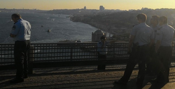 İstanbul Boğazı'nda intihar girişimi: Trafik felç