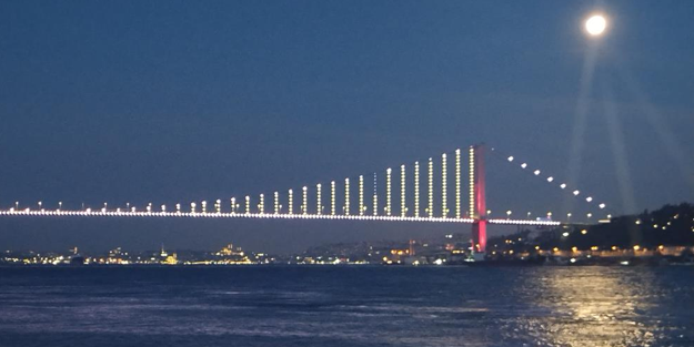 İstanbul Boğazında kartpostallık görüntü