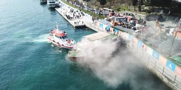 İstanbul Boğazı'nda korkutan yangın