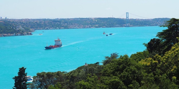 İstanbul Boğazı'nda şaşırtan görüntü! Nedeni belli oldu