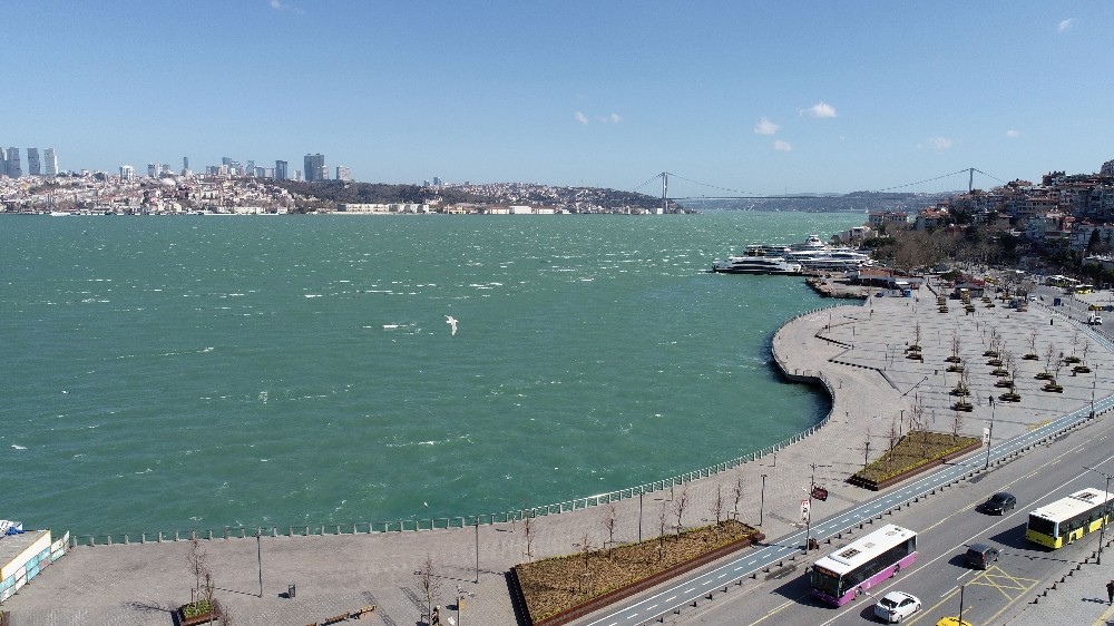 İstanbul Boğazı’nda sıra dışı renk 