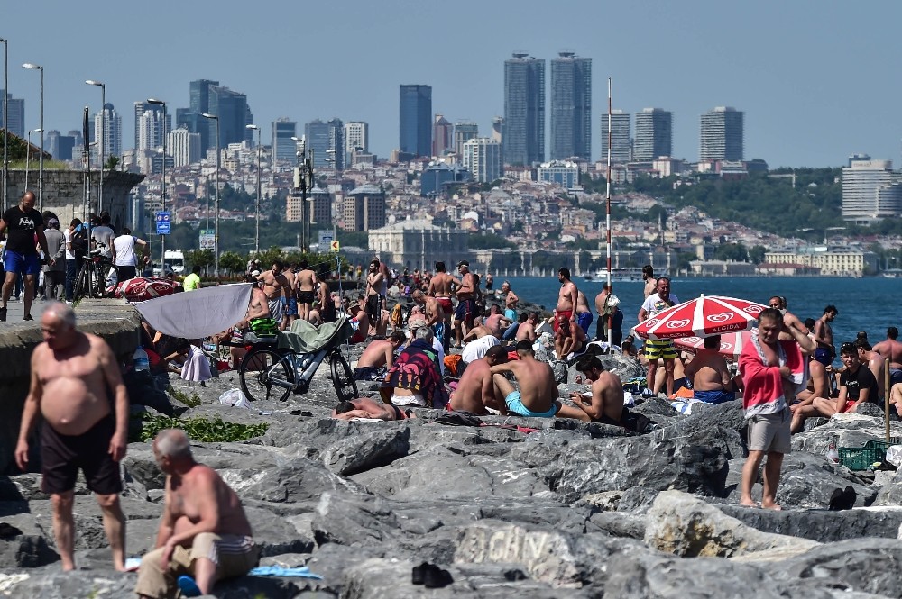 İstanbul Boğazı’nda sosyal mesafesiz kalabalık 