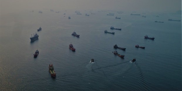 İstanbul Boğazı'nda yüzlerce gemi demir attı!