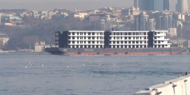İstanbul Boğazı'ndan adeta 'apartman' geçti
