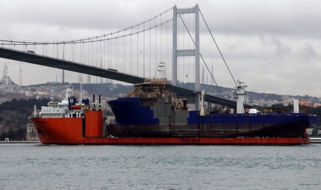 İstanbul Boğazı'nda dikkat çeken görüntü