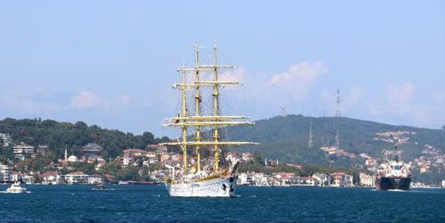 Boğaz'dan geçen gemi ilgili odağı oldu
