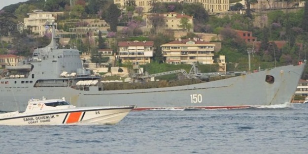 Boğaz'dan geçen Rus gemisinde dikkat çeken detay
