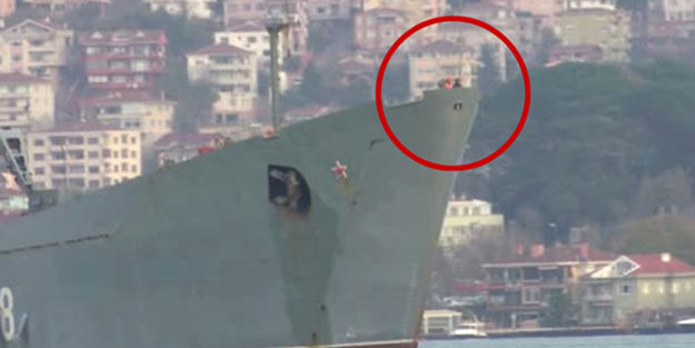 İstanbul Boğazı'ndan geçen Rus savaş gemisinde dikkat çeken görüntü
