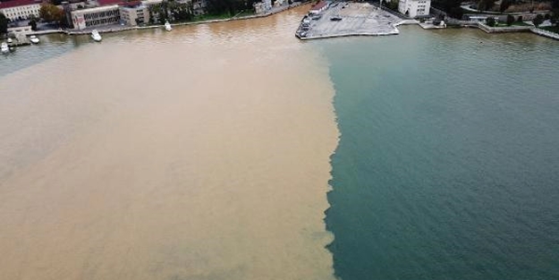 İstanbul Boğazı'nın rengi bir anda değişti