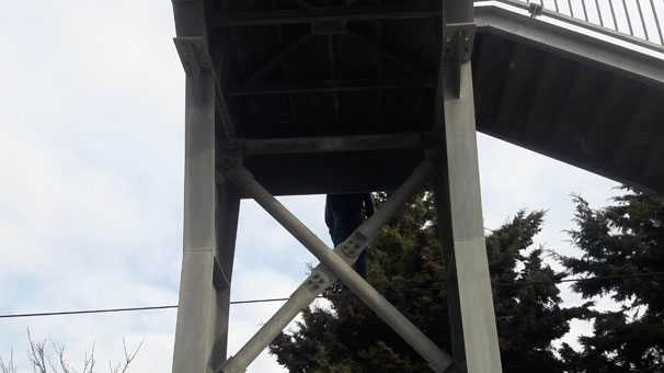 İstanbul Büyükçekmece E-5'te köprüye asılı İranlı bir kişinin cesedi bulundu