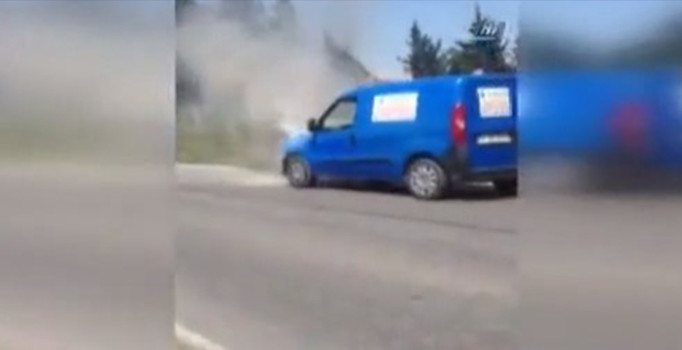 İstanbul Büyükçekmece'de seyir halindeki araç alev alev yandı