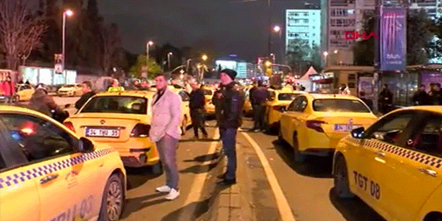 İstanbul Büyükşehir Belediyesi önüne toplanan taksiciler: “Haksızlığa uğruyoruz!” Diyerek eylem yaptılar