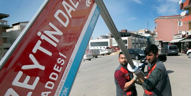 İstanbul Büyükşehir Belediyesi 'Zeytin Dalı Caddesi' tabelalarını astı