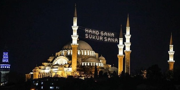 İstanbul camilerinde mahyalar yakıldı