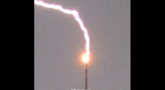 İstanbul Çamlıca Kulesi'ne yıldırım düştü. İşte o anlar…