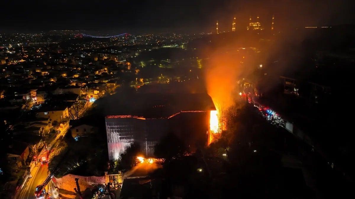 İstanbul Çamlıca'da tarihi İzzet Paşa Köşkü'nde yangın çıktı