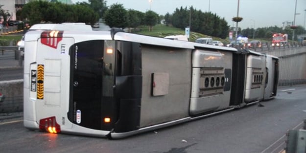 İstanbul Cevizlibağ'da metrobüs devrildi!