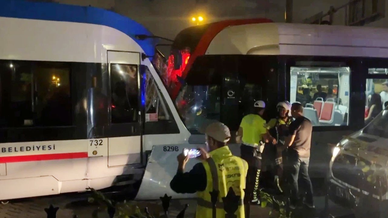 İstanbul CHP kaosunu yaşıyor! İETT faciasının hemen ardından bu kez 2 tramvay kafa kafaya çarpıştı