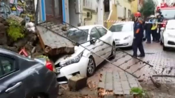 İstanbul Cihangir'de istinat duvarı çöktü