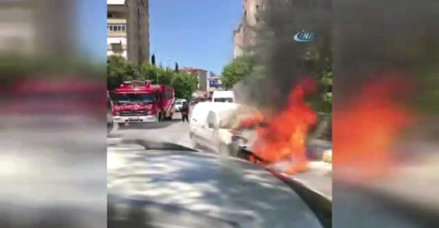 İstanbul’da sıcaktan araba yandı