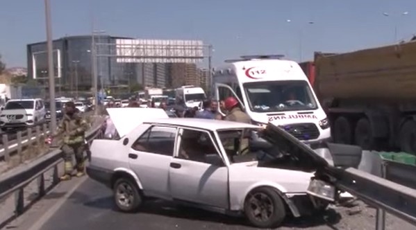 İstanbul E-5'te korkunç kaza: Bariyere ok gibi saplandı!