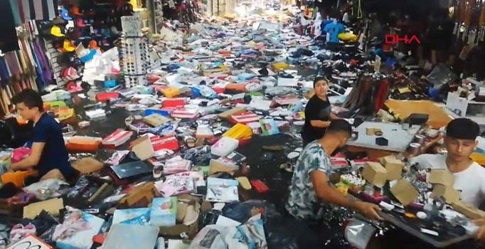 İstanbul Eminönü alt geçitteki çarşıyı su bastı