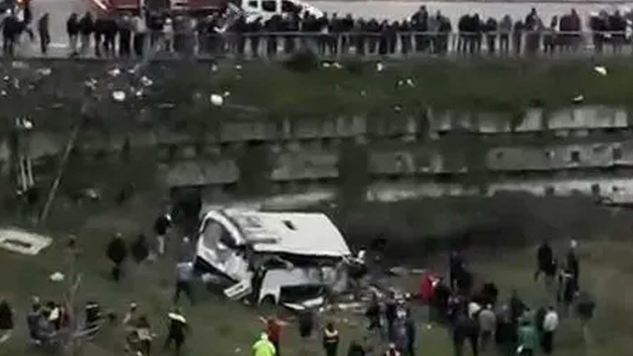 İstanbul Esenyurt'ta otobüs devrildi! Ölü ve yaralılar var